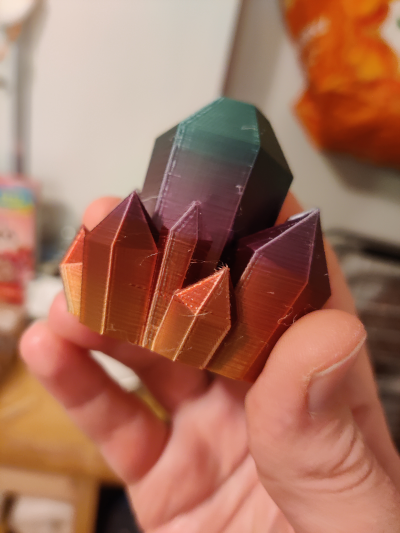 A close-up of another crystal print that shows the rainbow gradient of the filament